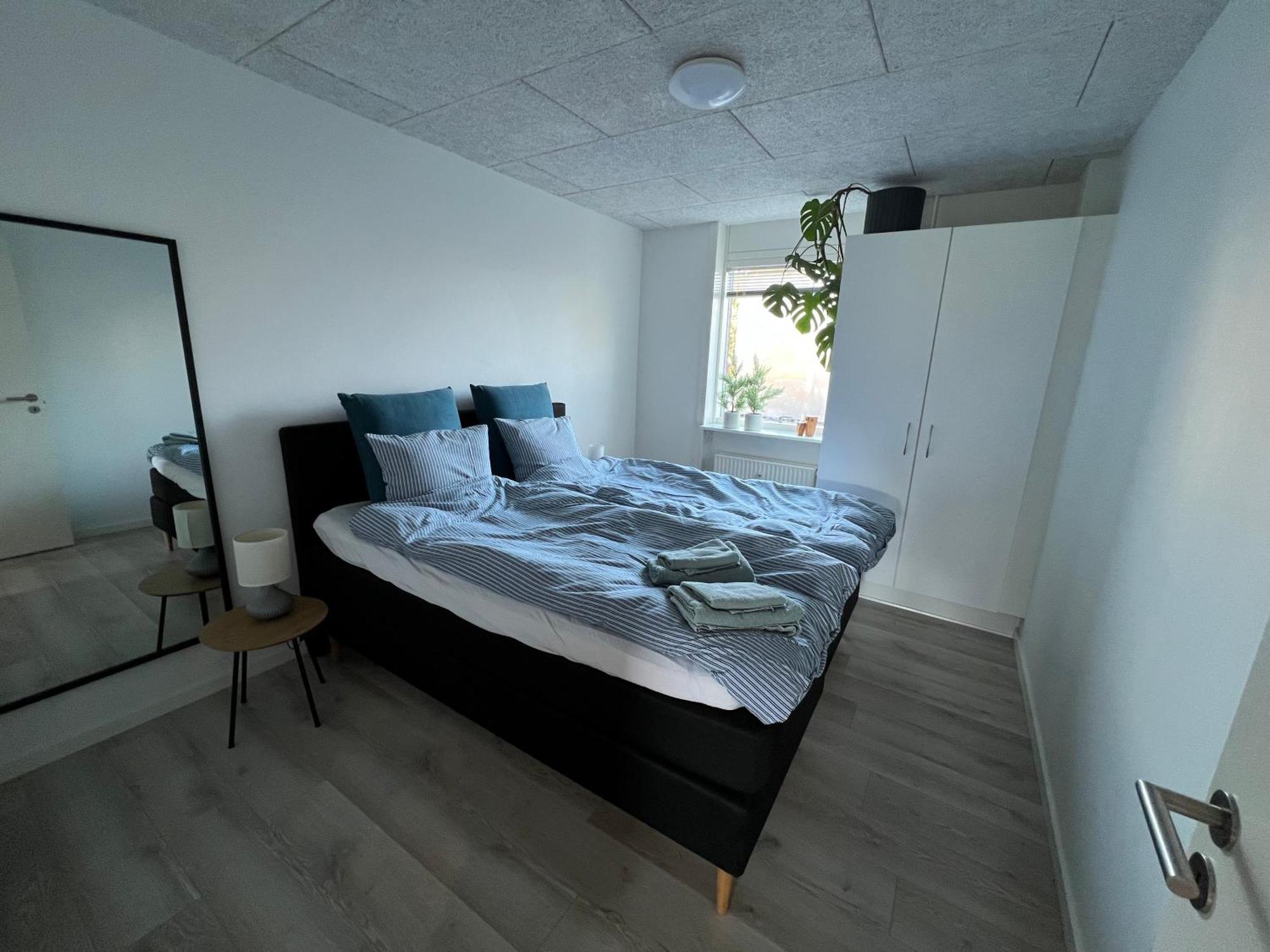 Nyrenoveret Lejlighed Med Balkon Og Parkering 埃斯比约 外观 照片