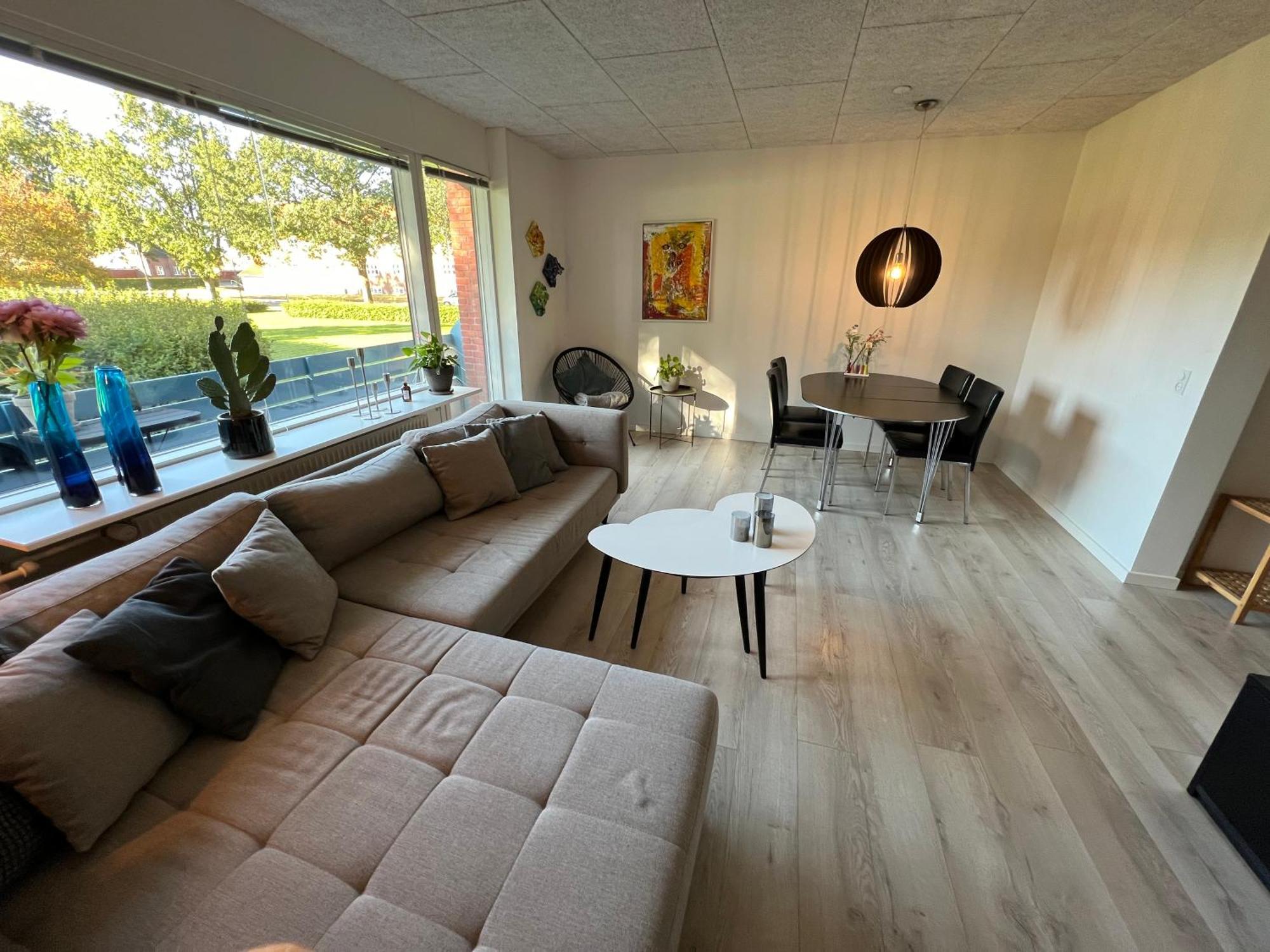 Nyrenoveret Lejlighed Med Balkon Og Parkering 埃斯比约 外观 照片